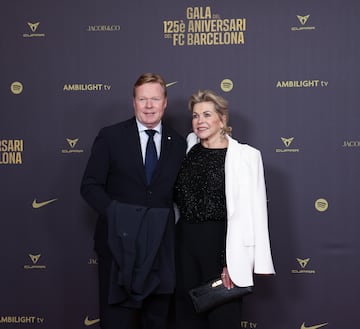 Rnald Koeman, exjugador y extrenador del Barcelona, junto con su esposa, Bartina Koeman, en la alfombra roja del gran Teatro del Liceu.