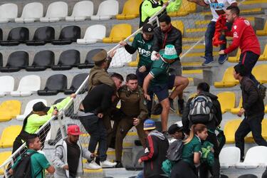 La dura pelea entre barristas de Wanderers y Carabineros