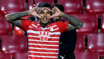 GRAFCAT8575. GRANADA, 18/02/2021.- El jugador del Granada FC Robert Kenedy celebra tras marcar el segundo gol de su equipo durante el partido de ida de los dieciseisavos de final de la Europa League que el Granada disputa ante el N&aacute;poles esta noche