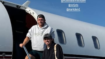 Los tenistas Alejandro Davidovich y Alex de Miñaur, en el avión que les trasladó de Washington a Toronto para el Masters 1.000 de Canadá