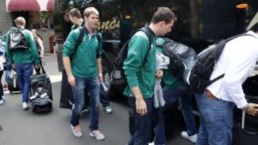 LÍDERES. Vázquez, Stefansson y Toolson (Unicaja) recogen sus bolsas al llegar a su hotel en Gran Canaria.