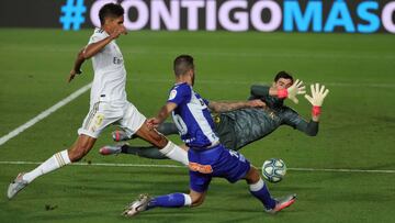 Thibaut Courtois se apresta a defender su porter&iacute;a ante la presencia de alavesista Edgar M&eacute;ndez.