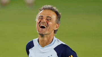 DOHA, 01/12/2022.- El seleccionador de España, Luis Enrique, ríe durante un entrenamiento del equipo celebrado en la Universidad de Catar ("Qatar University") en Doha, Catar, este viernes. España se enfrentará a Marruecos el martes 6 de diciembre en un encuentro de octavos de final del Mundial de fútbol Qatar 2022. EFE/JuanJo Martín
