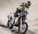Un golpeado Quintanilla se cae del podio del Dakar en motos