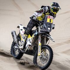Un golpeado Quintanilla se cae del podio del Dakar en motos