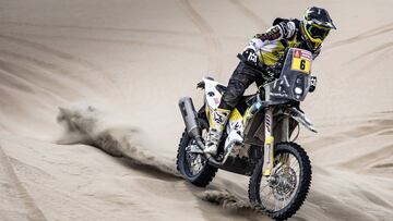 Un golpeado Quintanilla se cae del podio del Dakar en motos