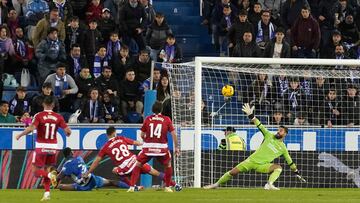 VITORIA, 24/11/2023.- El guardameta del Granada Andre Ferreira (d) encaja el gol que dispara el Deportivo Alavés durante el partido de la jornada 14 de LaLiga que se juega hoy viernes en el estadio de Mendizorrotza. EFE/ADRIAN RUIZ HIERRO
