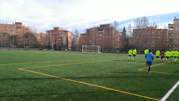 Salvan la vida de un jugador de 15 años en Granada tras caer desplomado en el descanso