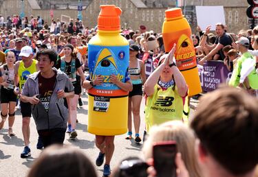Participantes disfrazados durante la maratón de Londres la cual se celebra anualmente desde 1981 se celebra anualmente desde 1981 en la capital de Reino Unido.