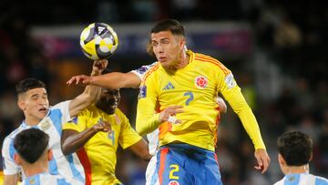 AME8412. SANTIAGO (CHILE), 15/10/2025.- Simón García (c) de Colombia cabecea el balón este miércoles, en un partido de las semifinales de la Copa del Mundo Sub-20 entre Argentina y Colombia en el estadio Nacional Julio Martínez Prádanos, en Santiago (Chile). EFE/ Esteban Garay