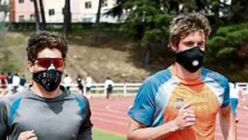 <b>PRUEBA EN EL CARD DE MADRID. </b>Los Sub-23 Francisco Fernández-Cortés y Andrés del Castillo utilizan las máscaras antipolución.