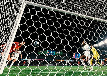 Remate de Jenni Hermoso para poner el segundo gol de la selección en el marcador.