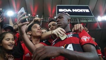 Vinicius Junior posa con aficionadostras el partido ante Paran&aacute; 