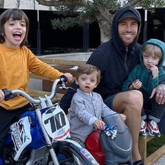 La tarde sobre ruedas de Sergio Ramos y sus hijos: "Los problemas crecen"