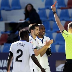 Chema, tras ser expulsado y dar una palmada en la espalda al cuarto árbitro: "Sois buenísimos..."