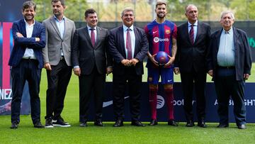 GRAFCAT2480 Sant Joan Despi (BARCELONA) 13/07/2023.- El director deportivo del FC Barcelona Mateu Alemany (i), junto al directivo Joan Soler, el vicepresidente económico del clubmico Eduard Romeu (3i), el presidente Joan Laporta, el jugador Íñigo Martínez, el vicepresidente deportivo Rafael Yuste (2d) y el representante y tío de Iñigo Martinez, Carmelo Sanchez (d), posan durante la presentación este mediodía en la Ciudad Deportiva Joan Gamper de Íñigo Martínez como nuevo jugador del FC Barcelona para las próximas dos temporadas. EFE/Alejandro Garcia
