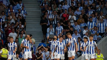 SAN SEBASTIÁN, 09/10/2022.- El centrocampista de la Real Sociedad Brais Méndez (3-i) celebra con sus compañeros tras marcar el 1-0 durante el partido de la jornada 8 de Liga en Primera División que se juega hoy domingo en el Reale Arena, en San Sebastián. EFE/Javier Etxezarreta