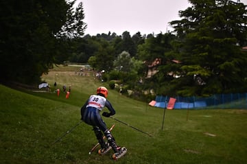 No hace falta nieve para experimentar las sensaciones propias del esquí alpino. Y como muestra, un botón. El esquiador de la imagen compite en el trofeo Talento Verde, una prueba de eslalon que tiene lugar en una pista de esquí de hierba en Strada del Nobile (Turín). Es la primera pista en una ciudad italiana dedicada a esta disciplina. 