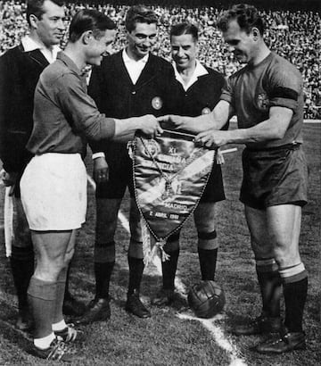 Nació en Budapest, Hungría pero también contaba con la nacionalidad española. Kubala jugó seis encuentros con Hungría entre 1946 y 1947, mientras que con España fue 20 veces internacional y marcó 11 goles.