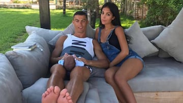 Cristiano Ronaldo con Georgina Rodríguez y uno de sus mellizos en sus vacaciones en Ibiza