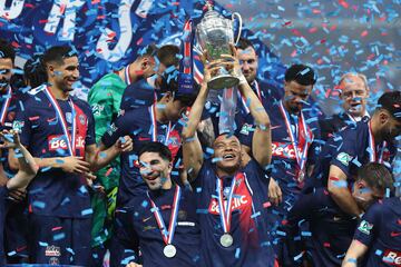 Kylian Mbappé, consigue la Copa de Francia con el PSG tras ganar al Olympique de Lyon.