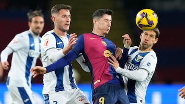 BARCELONA, 15/12/2024.- El delantero polaco del FC Barcelona Robert Lewandowski (2d) lucha con Jorge Sáenz (i), del Leganés, durante el partido de la jornada 17 de LaLiga que FC Barcelona y CD Leganés disputan este domingo en el estadio Lluís Companys, en Barcelona. EFE/Alejandro García
