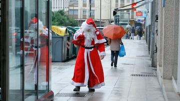 Hombre disfrazado de Papá Noel