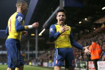 Alexis Sánchez armó la jugada del primero y anotó el segundo del Arsenal sobre Queens Park Rangers.