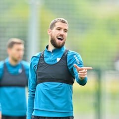 El Athletic, resignado a negociar por Iñigo Martínez
