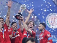 MEX1313. TOLUCA (MÉXICO), 14/12/2025.- Jugadores de Toluca celebran con el trofeo de campeón este domingo, al ganar la final de la Liga MX en el estadio Nemesio Diez en Toluca (México). EFE/Isaac Esquivel