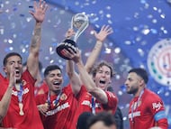 MEX1313. TOLUCA (MÉXICO), 14/12/2025.- Jugadores de Toluca celebran con el trofeo de campeón este domingo, al ganar la final de la Liga MX en el estadio Nemesio Diez en Toluca (México). EFE/Isaac Esquivel