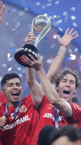 MEX1313. TOLUCA (MÉXICO), 14/12/2025.- Jugadores de Toluca celebran con el trofeo de campeón este domingo, al ganar la final de la Liga MX en el estadio Nemesio Diez en Toluca (México). EFE/Isaac Esquivel