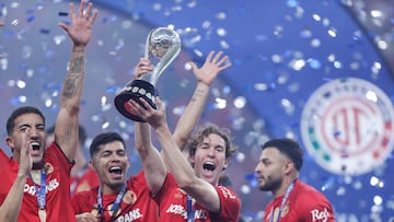 MEX1313. TOLUCA (MÉXICO), 14/12/2025.- Jugadores de Toluca celebran con el trofeo de campeón este domingo, al ganar la final de la Liga MX en el estadio Nemesio Diez en Toluca (México). EFE/Isaac Esquivel