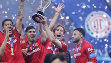 MEX1313. TOLUCA (MÉXICO), 14/12/2025.- Jugadores de Toluca celebran con el trofeo de campeón este domingo, al ganar la final de la Liga MX en el estadio Nemesio Diez en Toluca (México). EFE/Isaac Esquivel