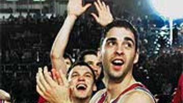 <b>FELICES.</B> Los azulgrana celebraron la clasificación con la afición.