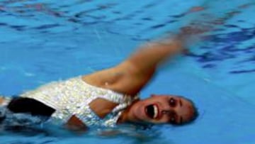 <b>BRILLANTE. </b>Andrea Fuentes, ayer, ejecutando el ejercicio de solo.