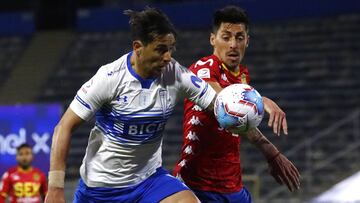 Futbol, Universidad Catolica vs Union Espanola.  Septima fecha, campeonato Nacional 2020.  El jugador de Universidad Catolica Fernando Zampedri, izquierda, disputa el balon con Nicolas Mancilla de Union Espanola durante el partido de primera division realizado en el estadio San Carlos de Apoquindo en Santiago, Chile.  29/08/2020  Andres Pina/Photosport   Football, Universidad Catolica vs Union Espanola.  7th date, 2020 National Championship.  Universidad Catolica's player Fernando Zampedri, left, battles for the ball against Nicolas Mancilla of Union Espanola during the first division match held at the San Carlos de Apoquindo stadium in Santiago, Chile.  29/08/2020  Andres Pina/Photosport