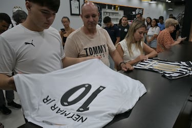 En el estadio Vila Belmiro se produjeron colas kilométricas para adquirir la nueva camiseta del jugador brasileño.