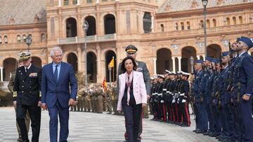 El Alto Representante de la Unión para Asuntos Exteriores y Política de Seguridad y vicepresidente de la Comisión Europea, Josep Borrell (i); y la ministra de Defensa, Margarita Robles (c), pasa revista durante el acto de inauguración de la reunión de los Jefes de Estado Mayor de la Defensa la UE en la Plaza de España. A 17 de octubre de 2023, en Sevilla (Andalucía, España). Reunión de los Jefes de Estado Mayor de la Defensa con motivo de la Reunión del European Union Military Committee (EUMC) en Sevilla del 17 al 18 de octubre, primera reunión de este Comité que se celebra fuera de Bélgica.
17 OCTUBRE 2023
María José López / Europa Press
17/10/2023