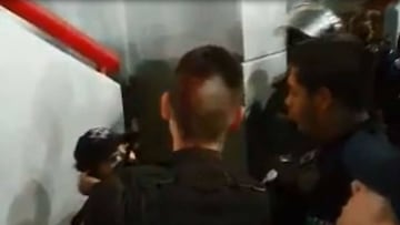 Afición del Monterrey agredió a un policía