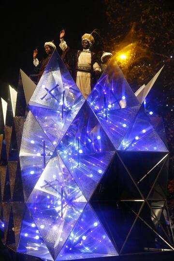 El rey Baltasar saluda a los niños desde su carroza durante la cabalgata de Reyes que recorre esta tarde el Paseo de La Castellana y que finaliza en la Plaza de Cibeles.