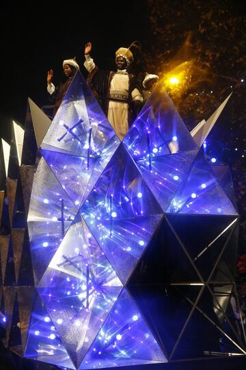 El rey Baltasar saluda a los niños desde su carroza durante la cabalgata de Reyes que recorre esta tarde el Paseo de La Castellana y que finaliza en la Plaza de Cibeles. 