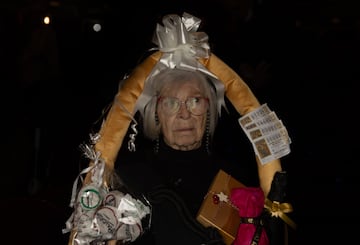 Manoli, vestida de cesta de Navidad antes del comienzo del Sorteo Extraordinario de la Lotería de Navidad 2023.