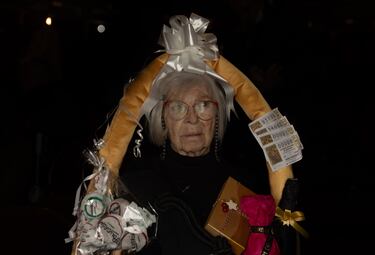 Manoli, vestida de cesta de Navidad antes del comienzo del Sorteo Extraordinario de la Lotería de Navidad 2023.