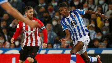 El delantero sueco de la Real Sociedad Alexander Isak ante Muniain.