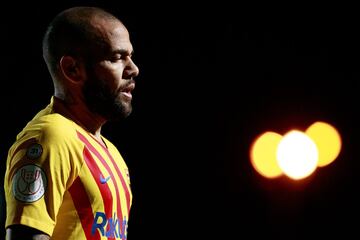 Dani Alves volvió a debutar con el Barcelona.