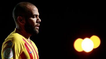 Dani Alves volvió a debutar con el Barcelona.