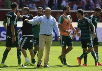 Pepe Mel felicita a sus jugadores al final del encuentro 
