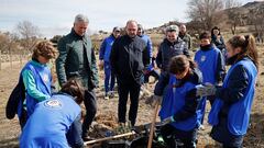 Miguel Ángel Gil junto a unos chicos en una iniciativa para reforestar una parte de la Sierra de Gredos.
