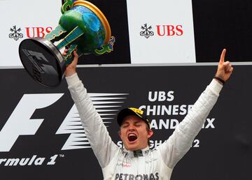 Tardar赤a a迆n cuatro a?os m芍s en ganar a Lewis Hamilton en la era h赤brida, pero Nico Rosberg comenz車 a escribir su libro de leyenda en el Gran Circo en el GP de China 2012. El alem芍n domin車 con mano de hierro al volante del Mercedes W03 una prueba donde Jenson Button y Lewis Hamilton cruzaron la l赤nea de meta de Shangh芍i a m芍s de 20 segundos.